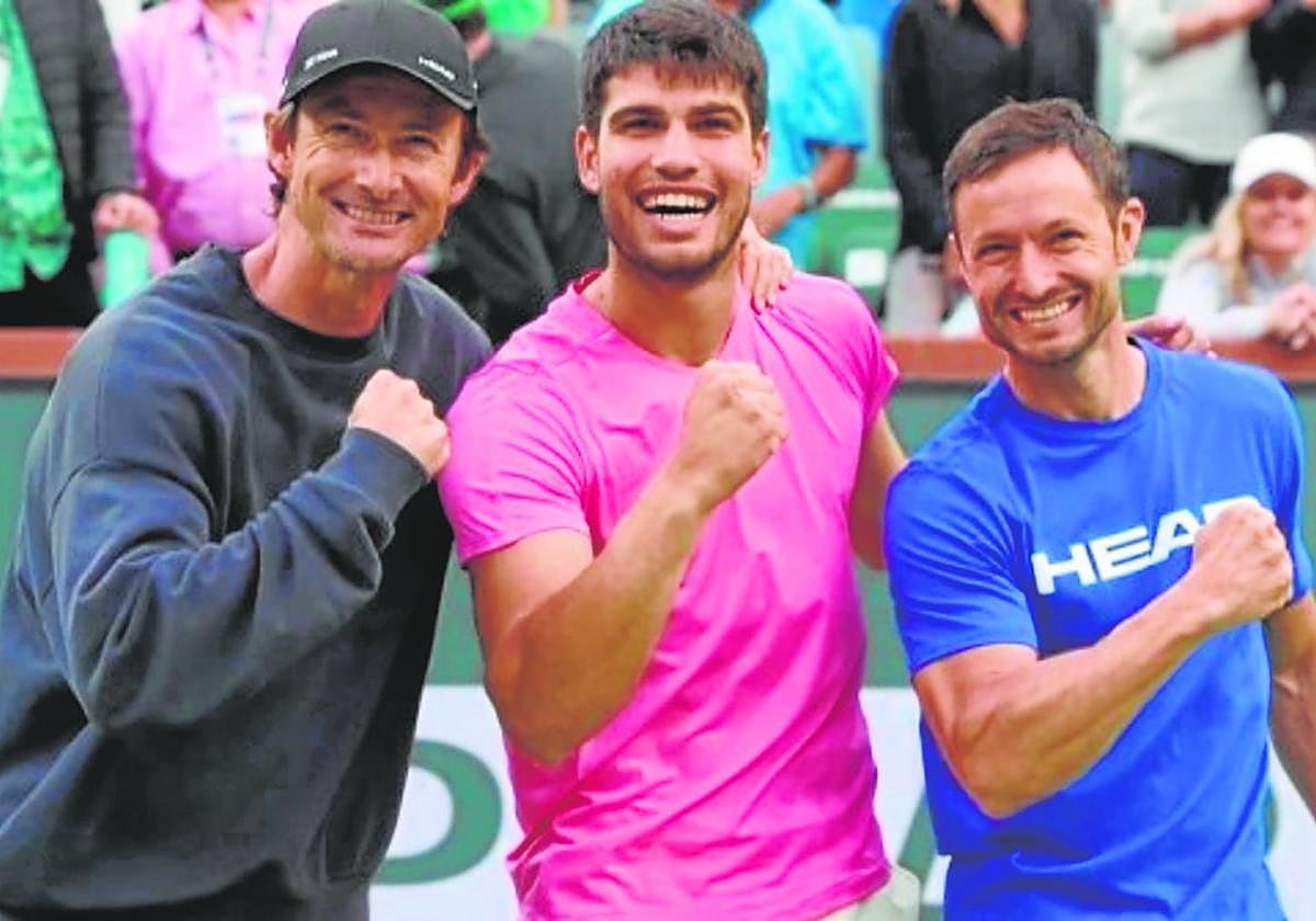 Juanjo Moreno, a la derecha, junto a Carlos Alcaraz y a Juan Carlos Ferrero, tras conquistar el tenista murciano el Masters 1000 de Indian Wells.
