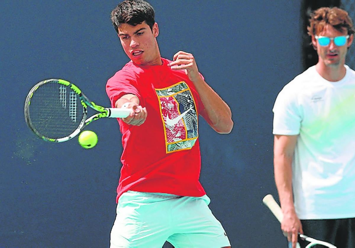 Alcaraz entrena en Miami, ante la atenta mirada de Ferrero.