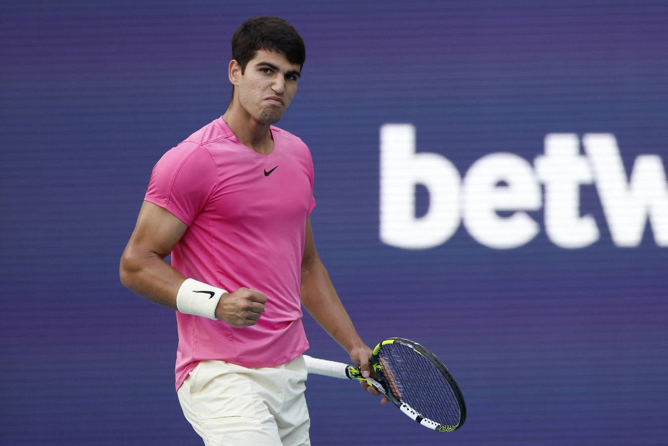 Carlos Alcaraz gesticula tras ganar un punto ante Lajovic, este domingo en Miami.