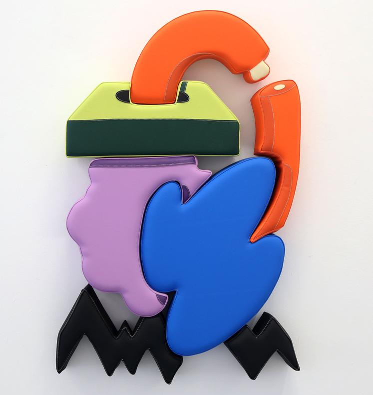 Una de las obras donde se repite el brazo naranja y con un rayo negro, una pieza tapizada.