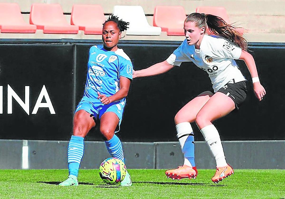 Jade Boho, delantera del Alhama CF ElPozo, da un pase presionada por una jugadora del Valencia, ayer en Paterna.