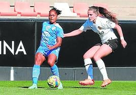 Jade Boho, delantera del Alhama CF ElPozo, da un pase presionada por una jugadora del Valencia, ayer en Paterna.