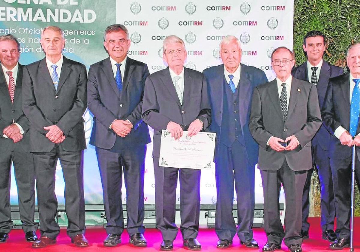 Los ingenieros colegiados que llevan más de 50 años de ejercicio profesional, junto a directivos del Colegio y autoridades.