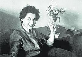 Posando. Braulia Cánovas fuma un cigarrillo mientras sonríe para la instantánea.