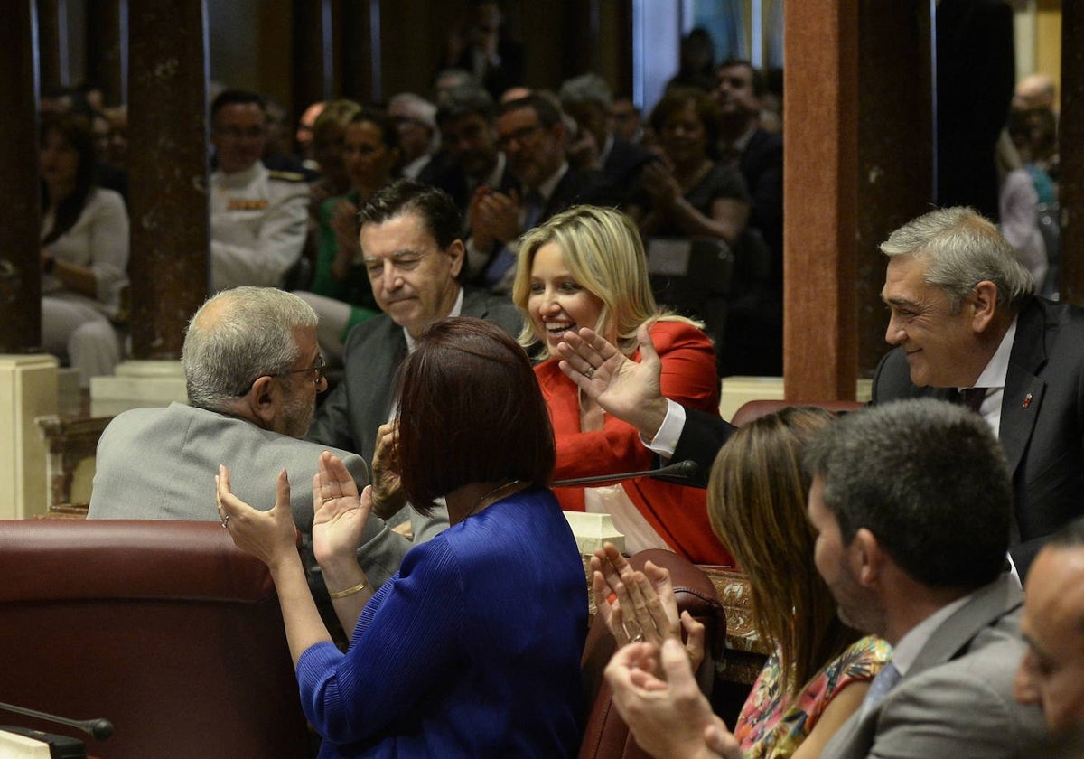 Alberto Castillo, a la izquierda, frente a Juan José Molina y Ana Martínez Vidal, en la Asamblea Regional en 2019.