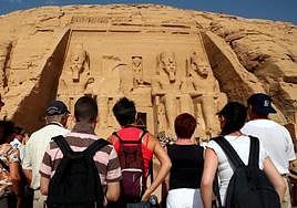 Turistas frente al templo de Ramsés II, en el complejo egipcio de Abu Simbel.