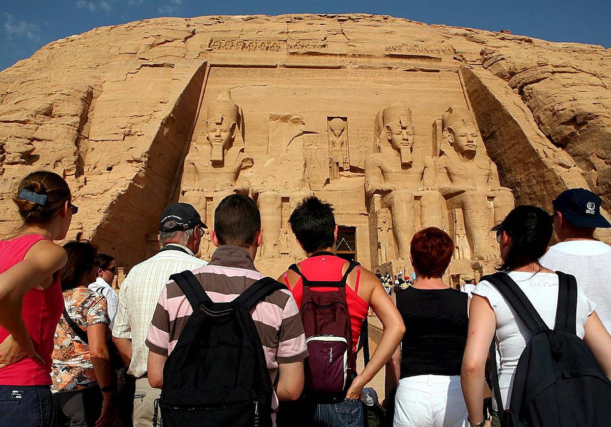 Turistas frente al templo de Ramsés II, en el complejo egipcio de Abu Simbel.