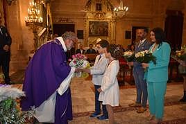 Los Sultanes en el momento de la ofrenda floral a la Vera Cruz.