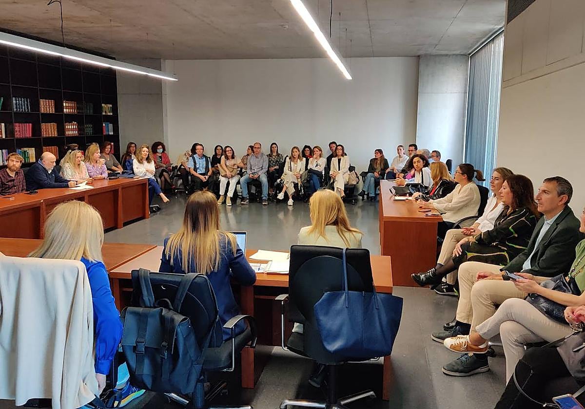 Asamblea de los letrados de la Administración de Justicia de la Región de Murcia, este lunes.