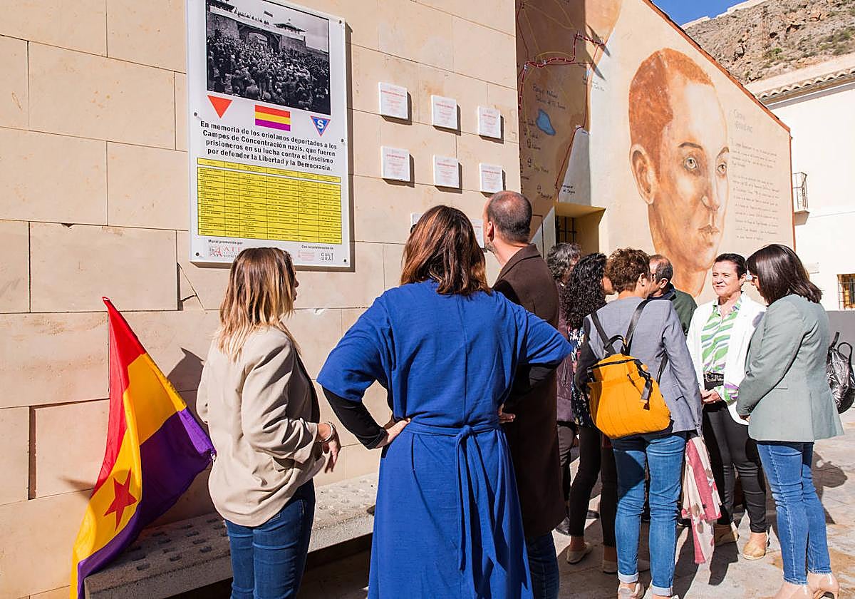 Un grupo de vecinos observan las placas con los nombres de las fallecidos en el Rincón Hernandiano.