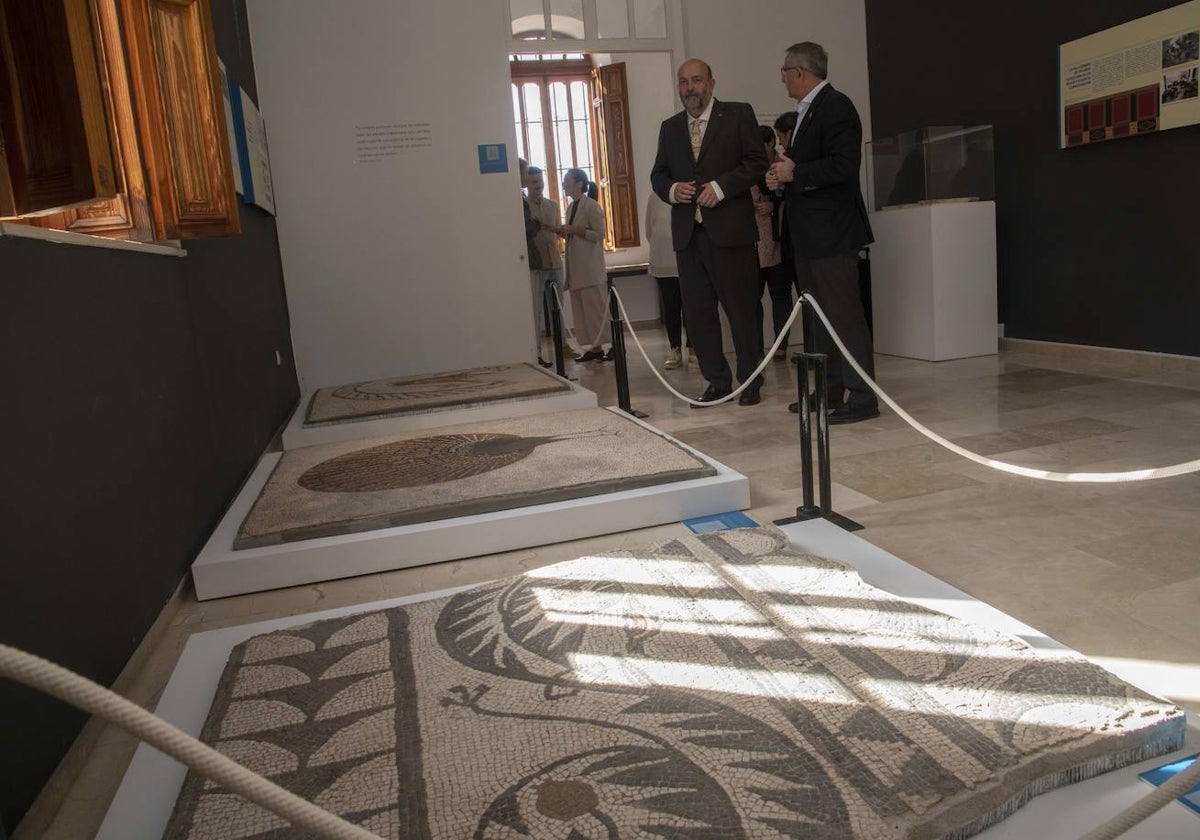 El director general de Patrimonio Cultural, Pablo Braquehais, y el alcalde de La Unión, el socialista Pedro López Milán, este martes en el Museo Arqueológico de Portmán, con los tres mosaicos restaurados por la Comunidad Autónoma.