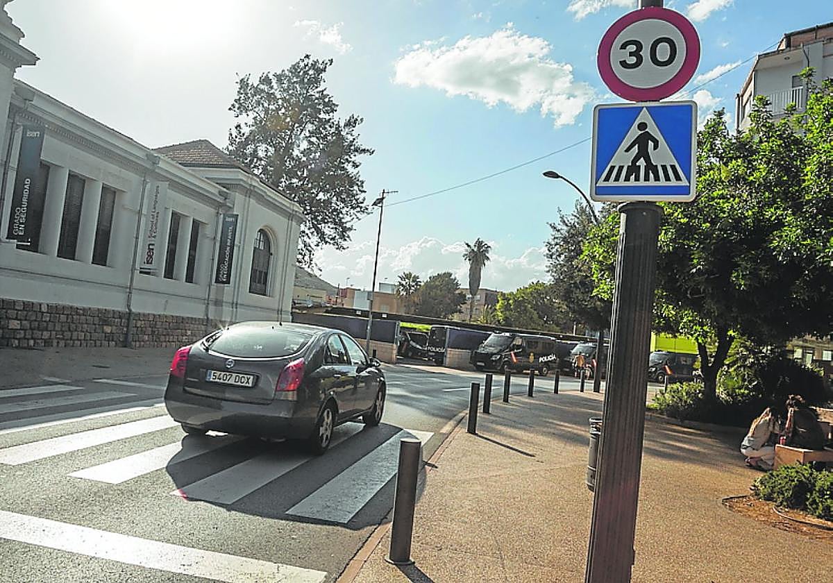 Un coche pasa por la calle Menéndez Pelayo.