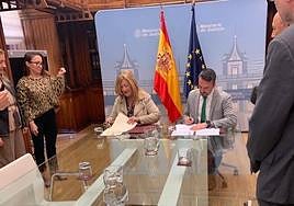 Firma del acuerdo de mejora salarial, este martes.