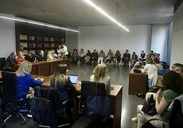 Reunión de los letrados de la Administración de Justicia de la Región para decidir si aceptan el acuerdo con el Ministerio, ayer.