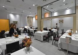 El personal de sala repasa todos los detalles en el comedor del restaurante.