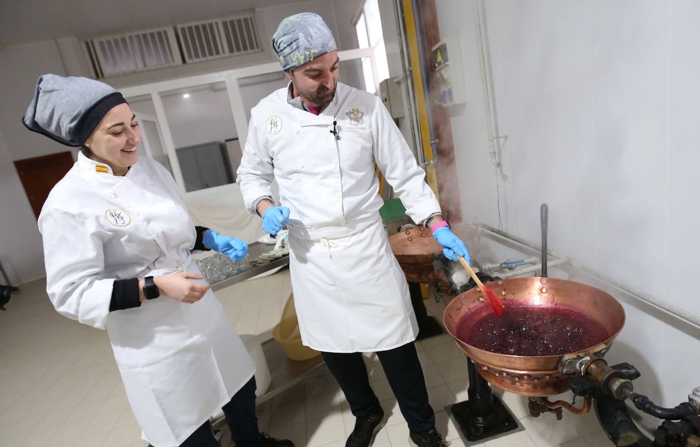 Mari Paz y Francisco José López, en plena de cocción de la mermelada en las instalaciones de la empresa en Archivel, en Caravaca de la Cruz.