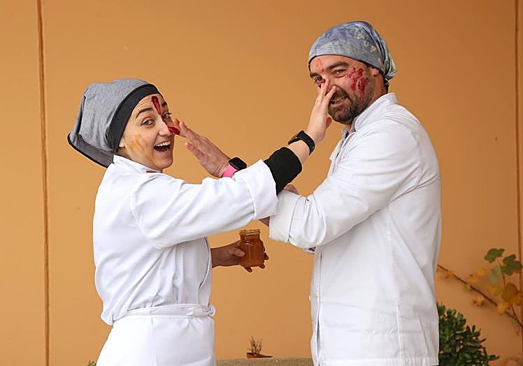 Imagen principal - 1. Los hermanos Fernández se aplican sus mermeladas por la cara en la sede de Confituras Tradicionales, en Caravaca de la Cruz. 2. Un momento de la cocción de la mermelada. 3. La 'boda real', décima mejor mermelada del mundo en 2021. 