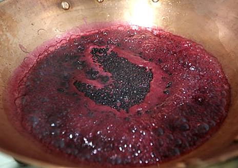 Imagen secundaria 1 - 1. Los hermanos Fernández se aplican sus mermeladas por la cara en la sede de Confituras Tradicionales, en Caravaca de la Cruz. 2. Un momento de la cocción de la mermelada. 3. La 'boda real', décima mejor mermelada del mundo en 2021. 