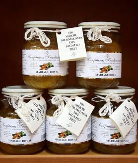 Imagen secundaria 2 - 1. Los hermanos Fernández se aplican sus mermeladas por la cara en la sede de Confituras Tradicionales, en Caravaca de la Cruz. 2. Un momento de la cocción de la mermelada. 3. La 'boda real', décima mejor mermelada del mundo en 2021. 