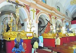 Tronos de la Caridad, en la iglesia de Santa Catalina; a la izquierda, el titular de la cofradía.