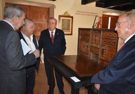 José Alcázar, de la familia propietaria; José Luis Castillo, exhermano mayor; Luis Melgarejo, hermano mayor de la Vera Cruz, y José Antonio Melgares Guerrero, hijo predilecto de Caravaca de la Cruz y Cronista Oficial de la Región de Murcia, con el bargueño incorporado a los fondos del Museo de Arte Sacro, este miércoles.