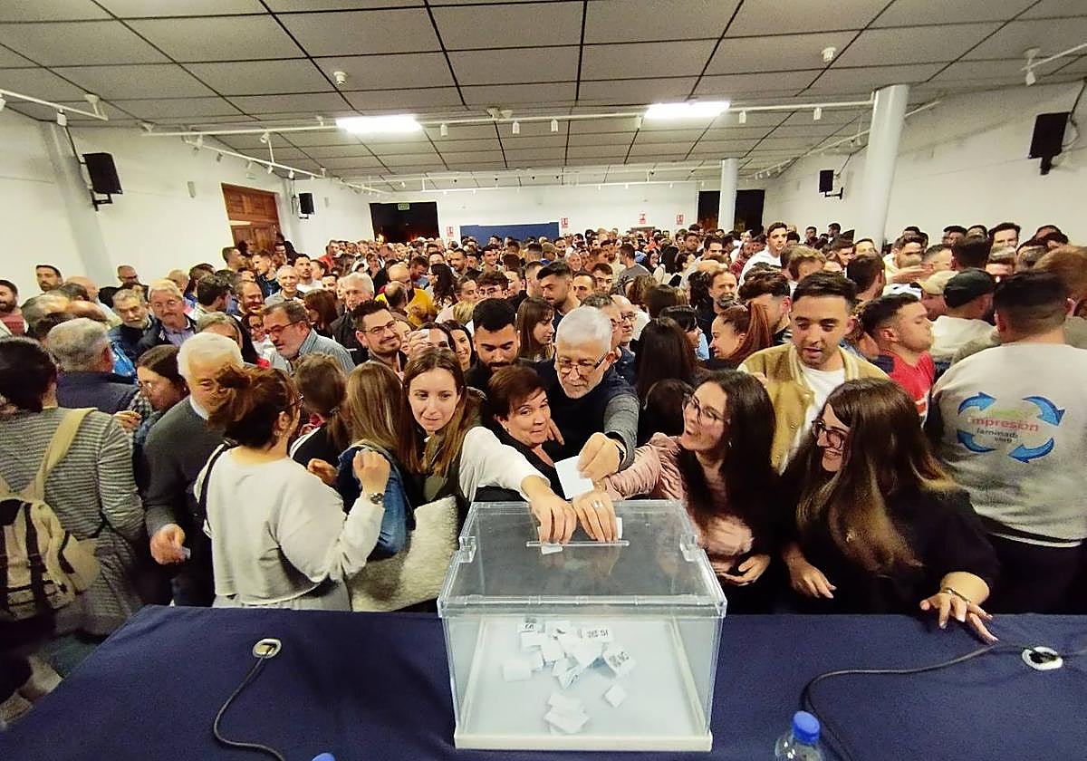 Los festeros, que abarrotaron la Casa de Cutura, en el momento de la votación.