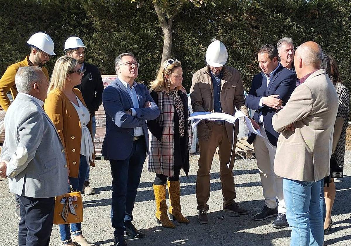 Verónica López, gerente del Consorcio de Extinción de Incendios, y el equipo observando los planos.