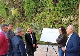 Las concejalas de Fomento y Casco Histórico y técnicos municipales durante la presentación de las obras.
