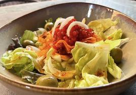 Ensalada verde con perlas de tomate