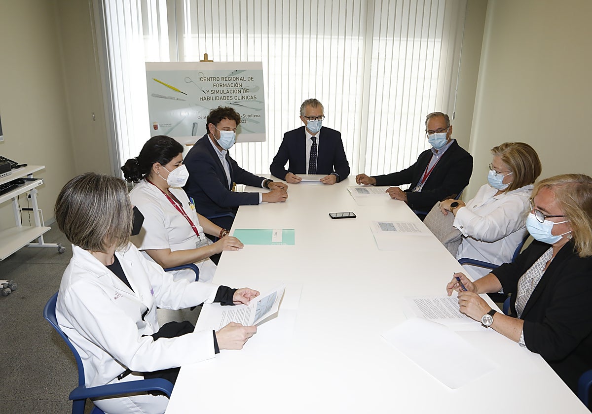 Pedreño (c) y directivos del Servicio Murciano de Salud en el centro de salud Lorca-Sutullena.
