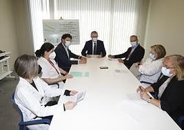 Pedreño (c) y directivos del Servicio Murciano de Salud en el centro de salud Lorca-Sutullena.