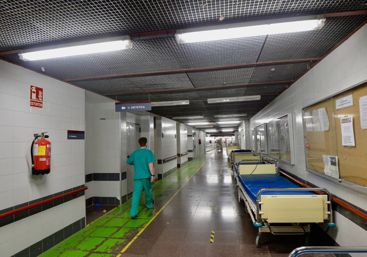 Un sanitario, uno de los puestos analizados en el estudio, en una foto de archivo.