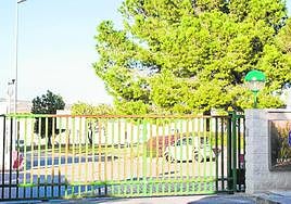 Puerta de acceso a la planta potabilizadora de La Pedrera.
