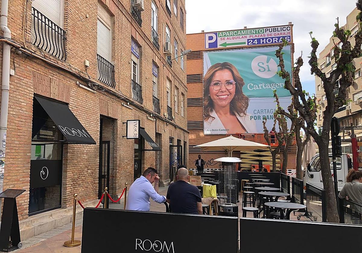 La pancarta con el rostro de Ana Belén Castejón frente a San Esteban.