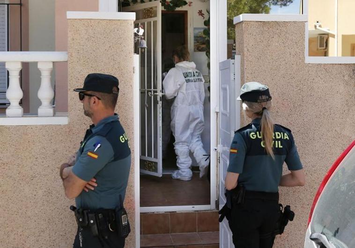 Agentes de la Unidad Científica de la Guardia Civil en el domicilio.