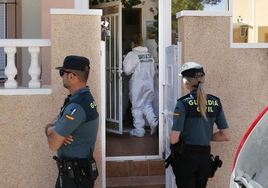 Agentes de la Unidad Científica de la Guardia Civil en el domicilio.