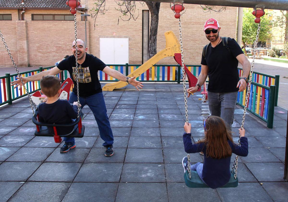 Germán y Enrique juegan con los dos niños, nacidos por gestión subrogada.