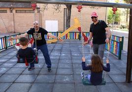 Germán y Enrique juegan con los dos niños, nacidos por gestión subrogada.