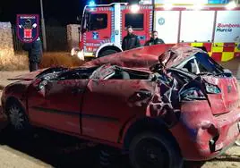 Efectivos de bomberos han tenido que rescatar al hombre del interior del vehículo.