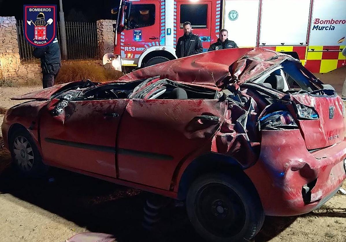 Efectivos de bomberos han tenido que rescatar al hombre del interior del vehículo.