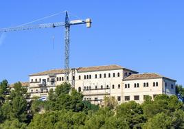 Los andamios cubren parte de la fachada de la Casa de Espiritualidad, donde también se levanta una grúa.