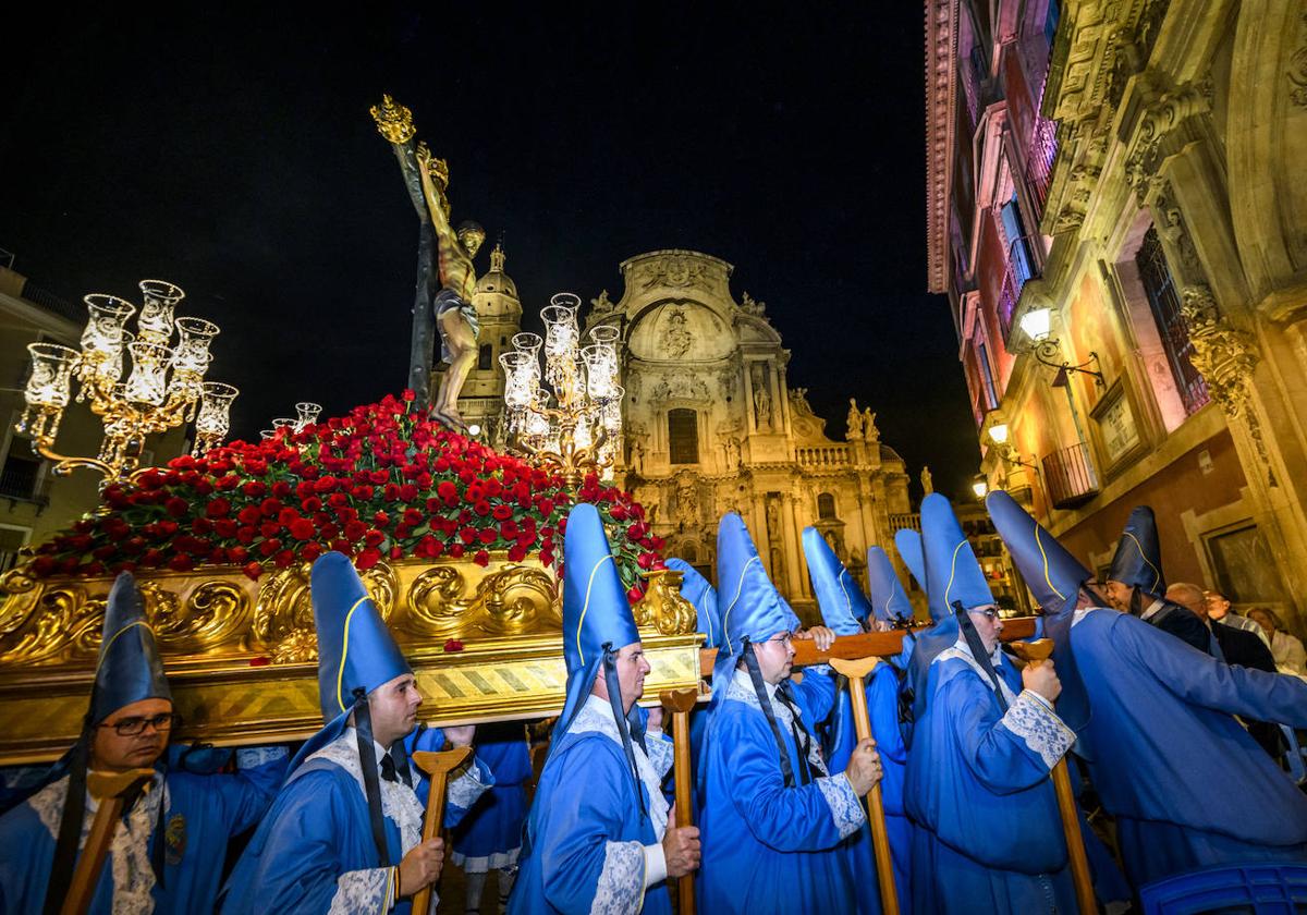 El Cristo del Amparo a su paso por la plaza del Cardenal Belluga este viernes.