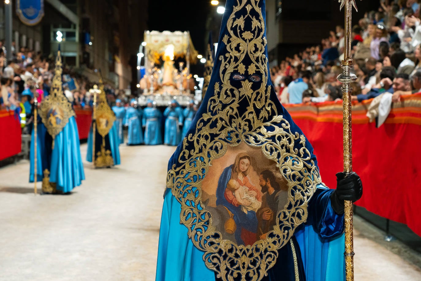 El fervor azul ante la Virgen de los Dolores, en imágenes