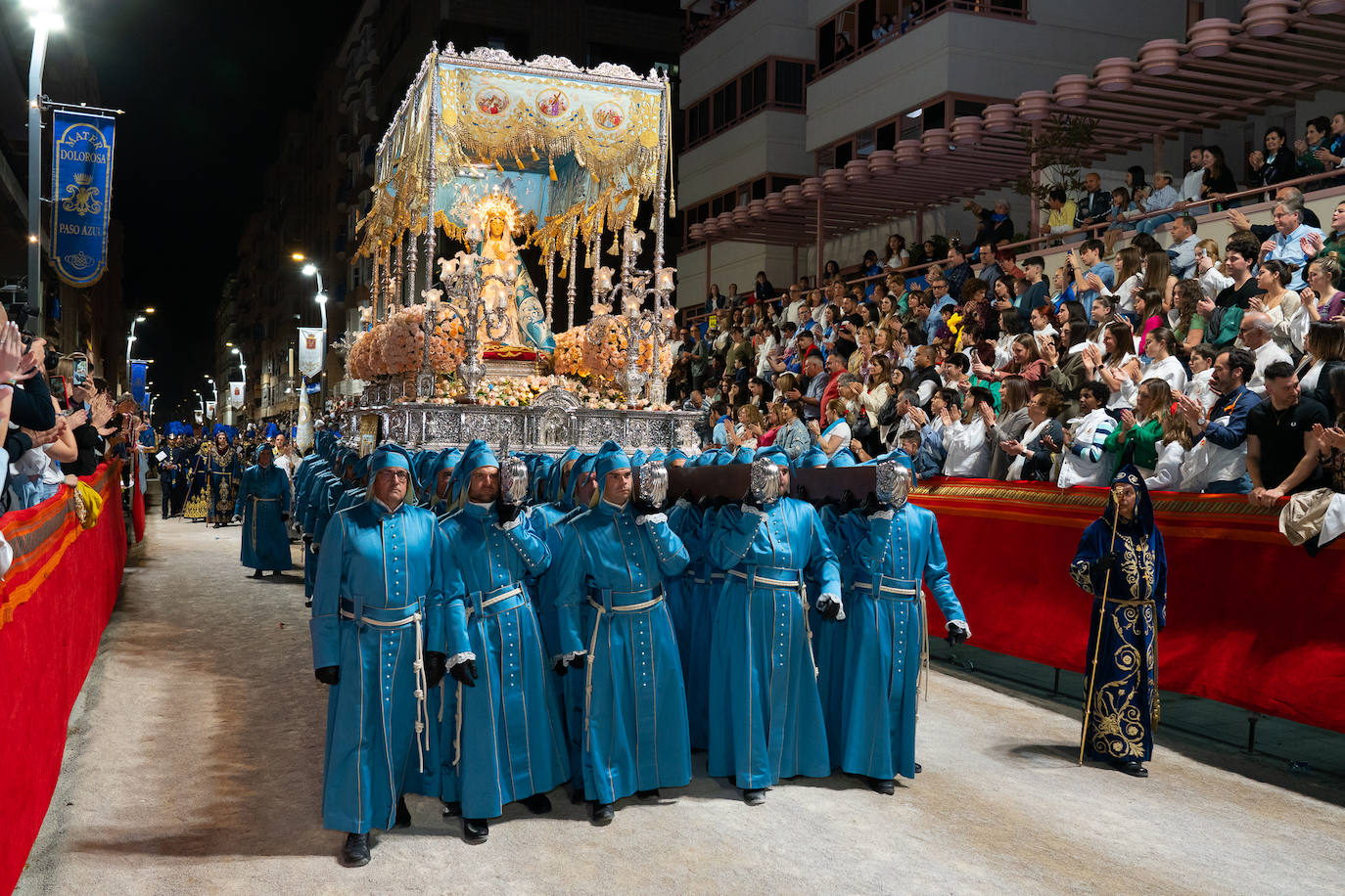 El fervor azul ante la Virgen de los Dolores, en imágenes