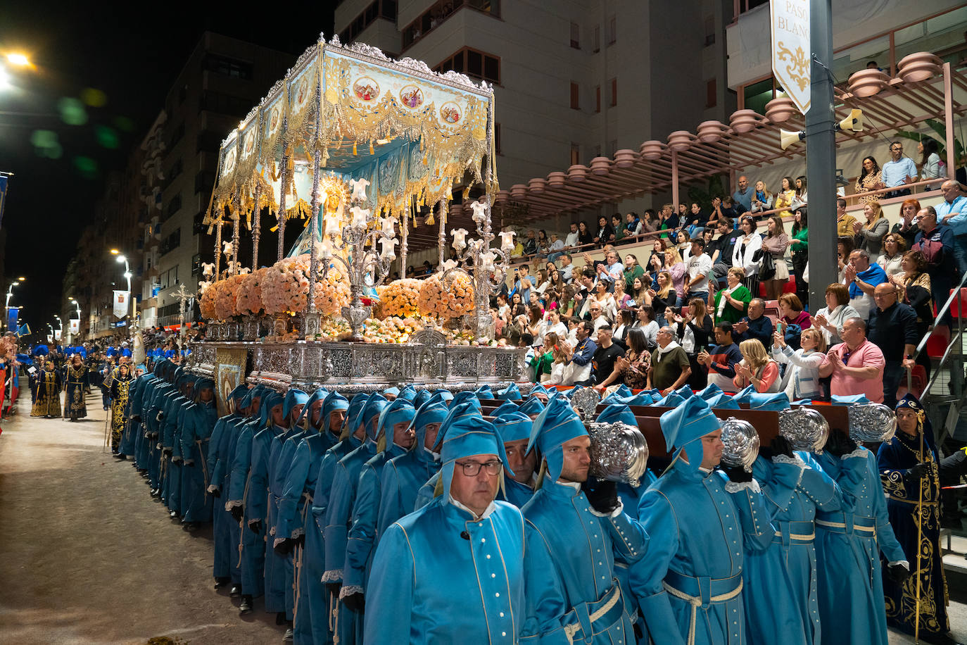 El fervor azul ante la Virgen de los Dolores, en imágenes
