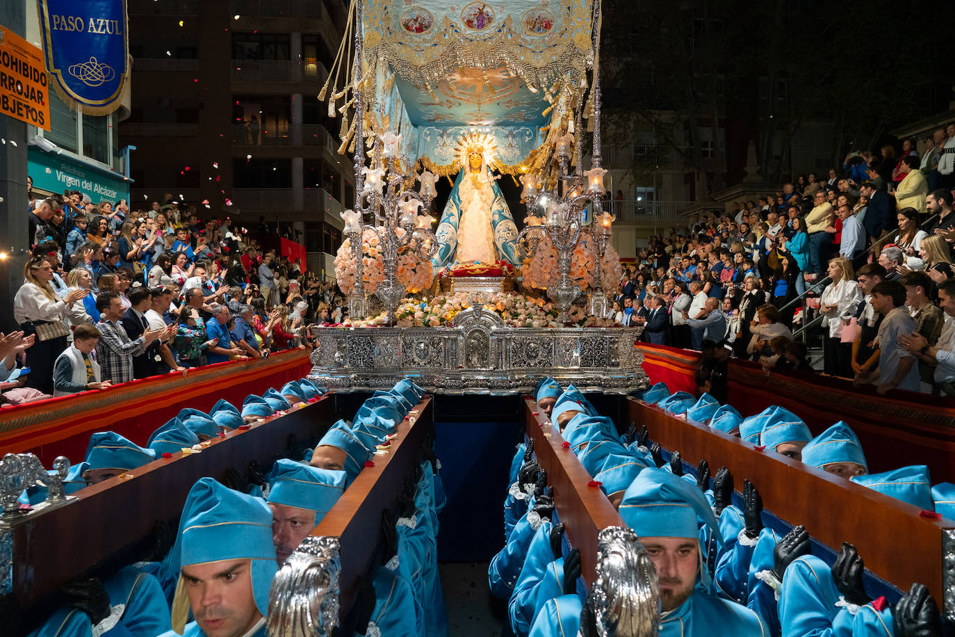 El fervor azul ante la Virgen de los Dolores, en imágenes