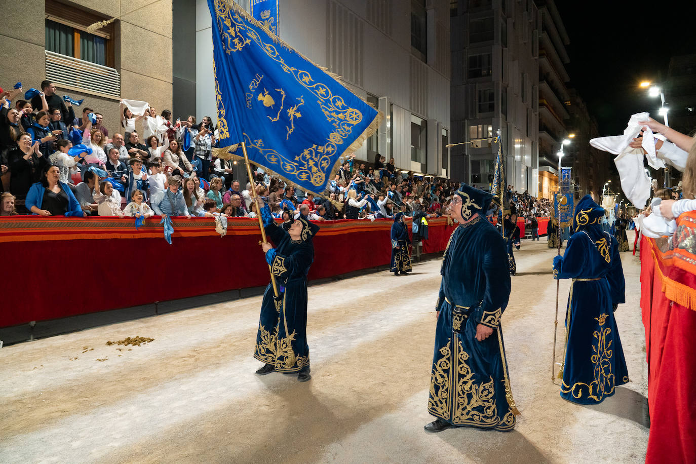 El fervor azul ante la Virgen de los Dolores, en imágenes