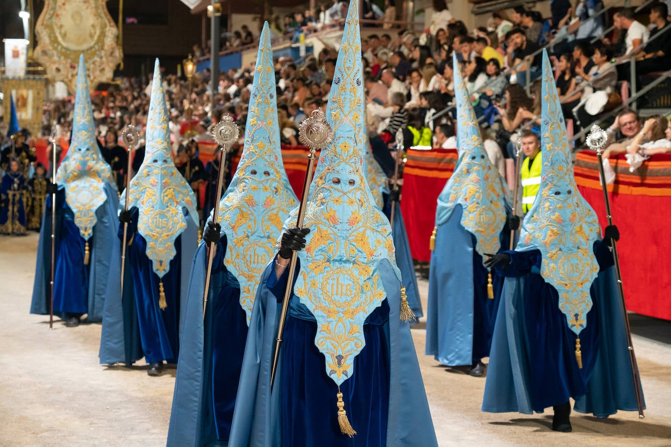 El fervor azul ante la Virgen de los Dolores, en imágenes