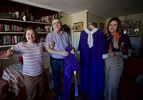 Pilar, junto a su padre, Diego, y su madre, María José, que muestra el traje que lucirá la chica.