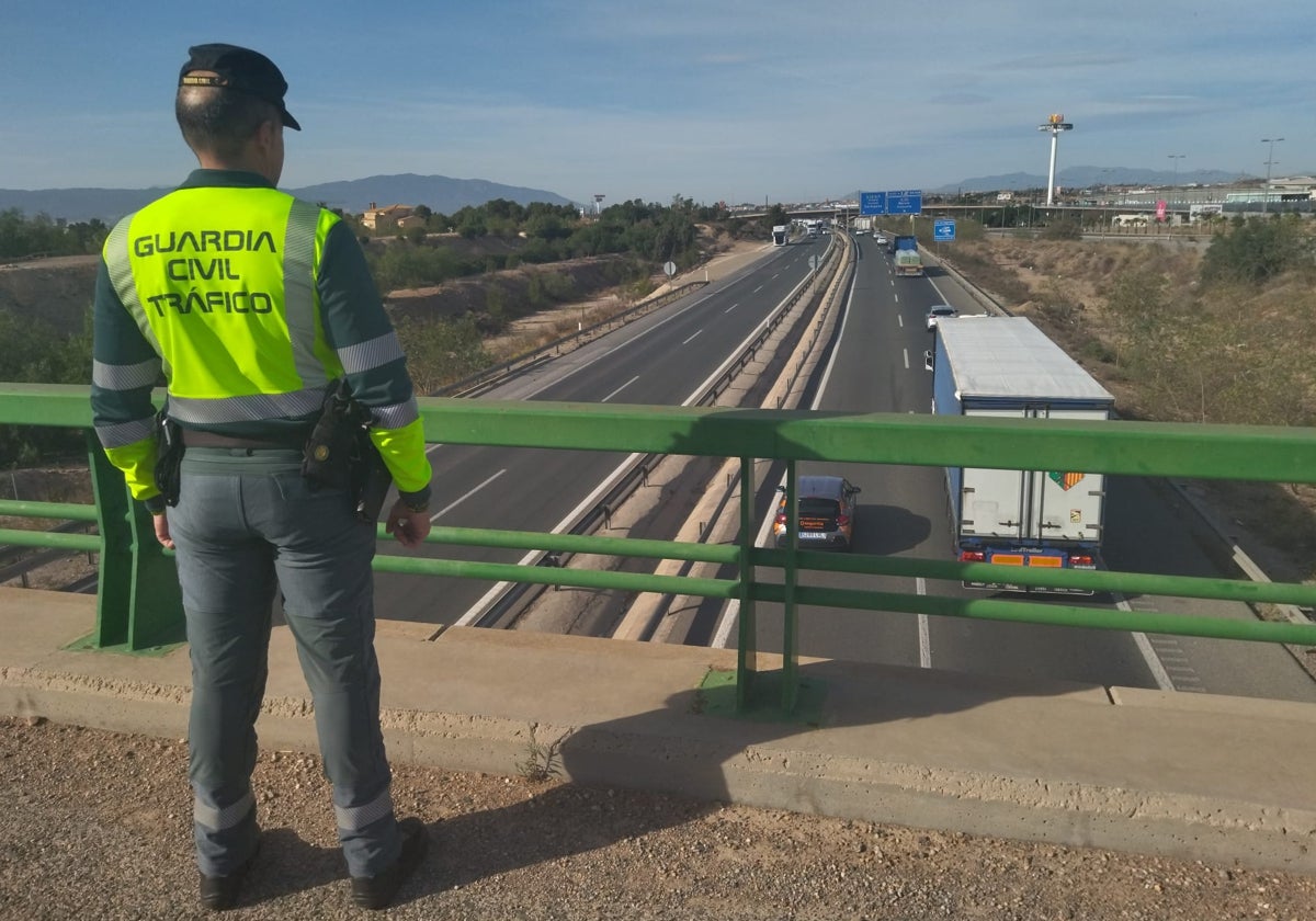 Un guardia civil de la Agrupación de Tráfico observa la autovía A-7 desde el puente junto Estadio Nueva Condomina.